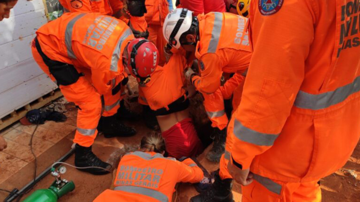 Uberlândia Bombeiros resgatam menina de 6 anos que caiu em tubulação